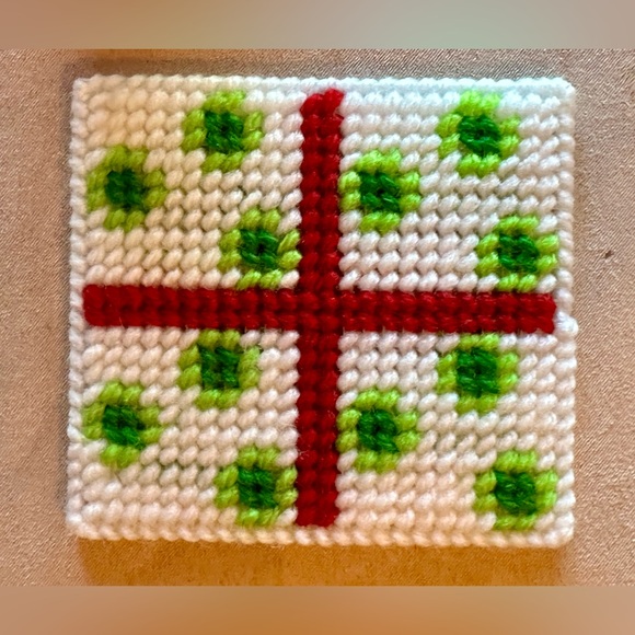 New Handmade Christmas Yarn & Needlepoint set of 6 Coasters in Holder. Vintage - Picture 10 of 13